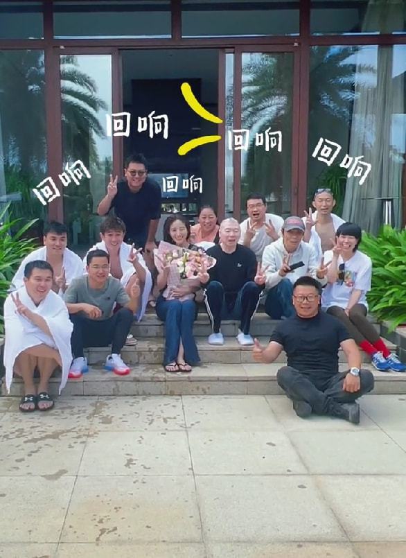 63岁冯小刚罕见露面！穿拖鞋坐台阶上合影太随意