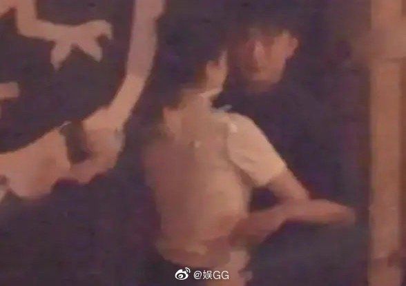董璇与小10岁绯闻男友聚餐 探班现场自拍心情好