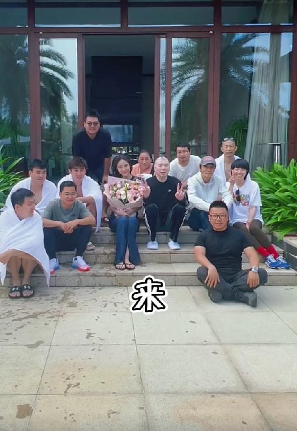 63岁冯小刚罕见露面！穿拖鞋坐台阶上合影太随意