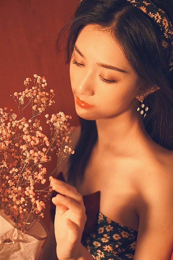 嘉泽氛围感写真释出 复古碎花套装颇有港风韵味