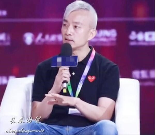 52岁亚宁近照曝光曾经最帅主持人如今满头白发