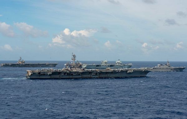 3日，美国“里根”号航母、“卡尔·文森”号航母和英国“伊丽莎白女王”号航母、日本“伊势”号准航母（由左到右）在菲律宾海航行。