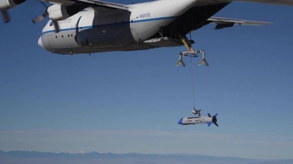 “空中母舰”现雏形？美军首次成功空中回收无人机