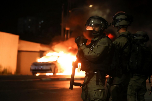 △近日以色列多个城市发生犹太人和阿拉伯人之间大规模冲突，大批警力被部署在街头&nbsp;图片来自网络