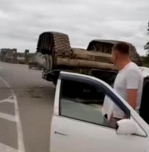 俄军主战坦克在公路上翻覆 险些砸到路过汽车