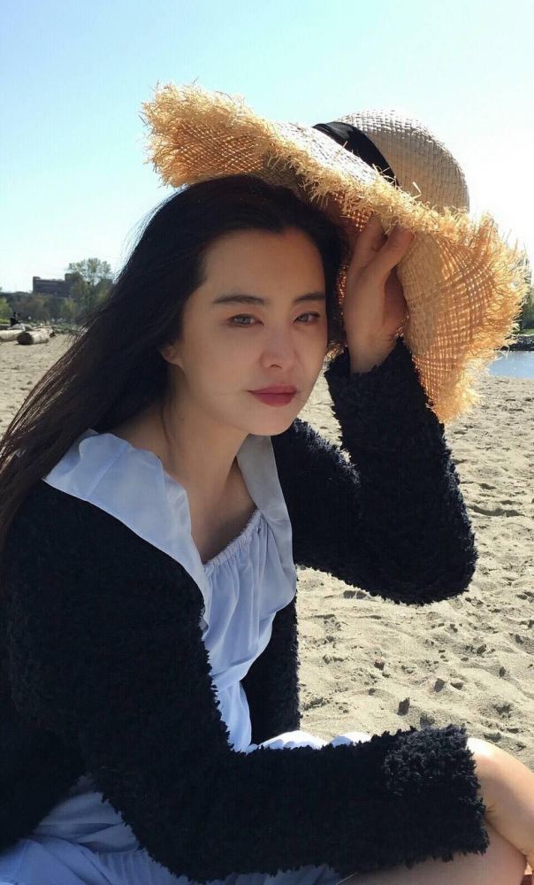 54岁王祖贤现身温哥华街头 穿短裙遛狗秀美腿