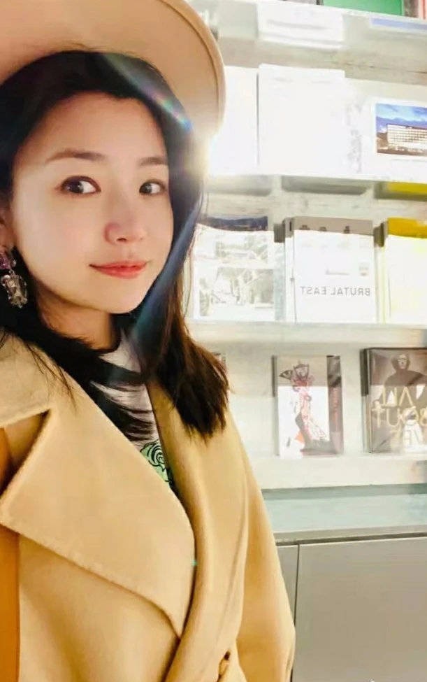 陈妍希带儿子逛书店 小星星穿赛车服超帅气