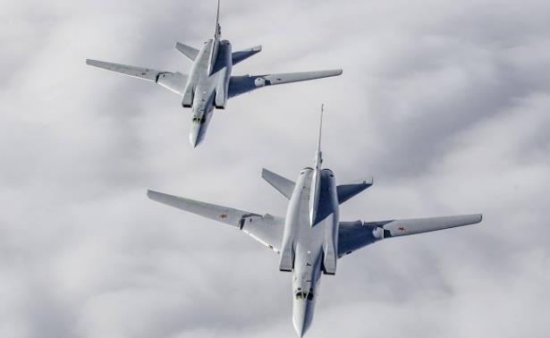 俄军两架图-22M3轰炸机在白俄罗斯上空执行任务