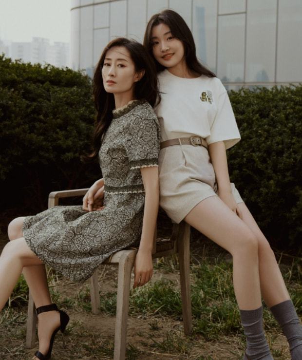 46岁刘敏涛和女儿拍杂志 12岁女儿穿短裙秀长腿