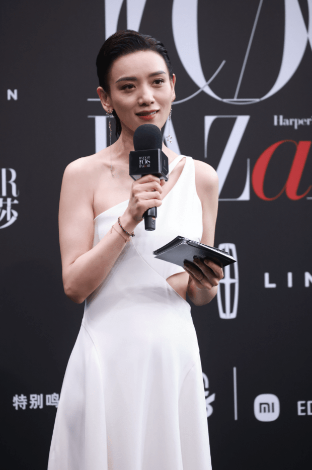 芭莎年度盛典星光熠熠 迪丽热巴赵丽颖红毯斗艳