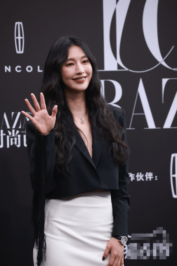 芭莎年度盛典星光熠熠 迪丽热巴赵丽颖红毯斗艳