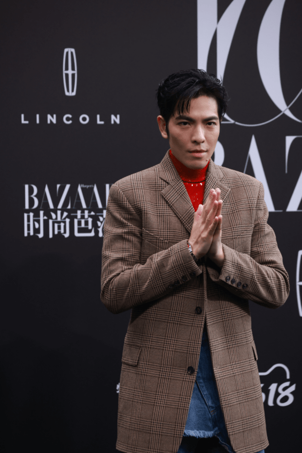 芭莎年度盛典星光熠熠 迪丽热巴赵丽颖红毯斗艳