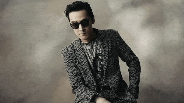 胡歌秋冬大片戴眼镜斯文儒雅光影中演绎风度熟男