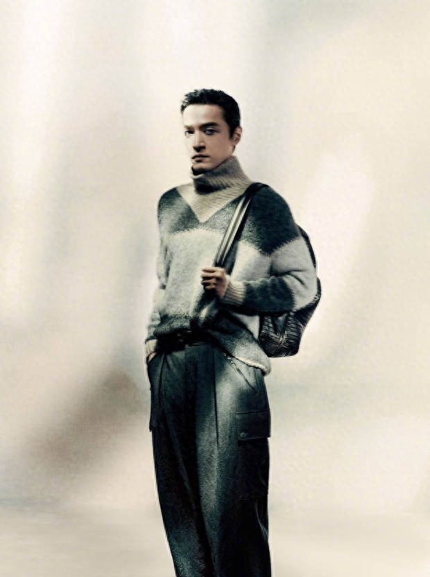 胡歌秋冬大片戴眼镜斯文儒雅光影中演绎风度熟男