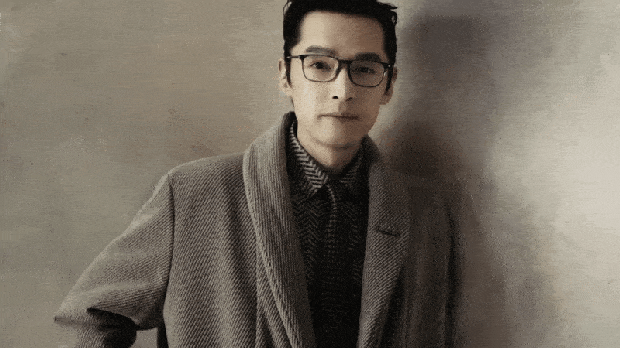 胡歌秋冬大片戴眼镜斯文儒雅 光影中演绎风度熟男