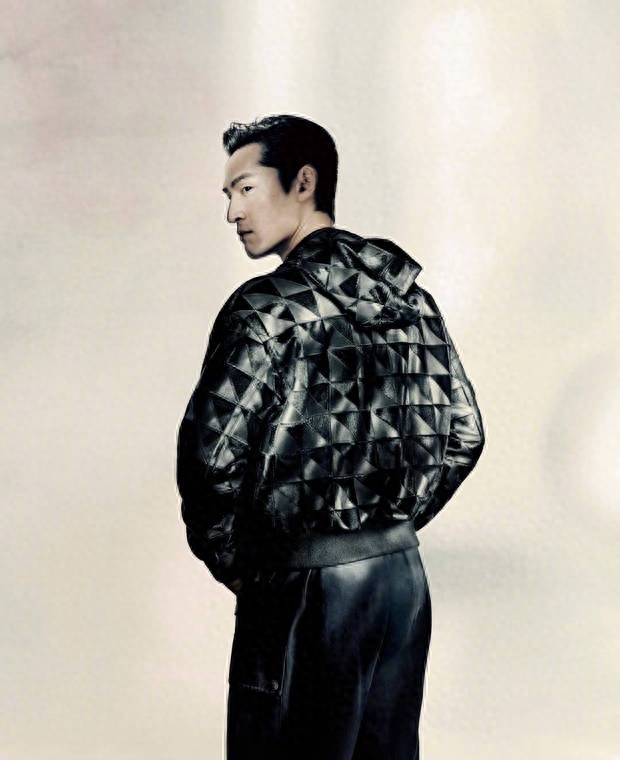 胡歌秋冬大片戴眼镜斯文儒雅光影中演绎风度熟男