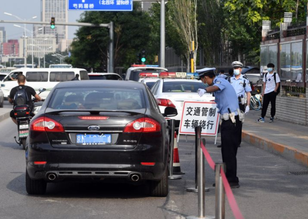 考场前设有临时停车区，方便考生上下车。 新京报记者 王贵彬 摄影报道 编辑 张英