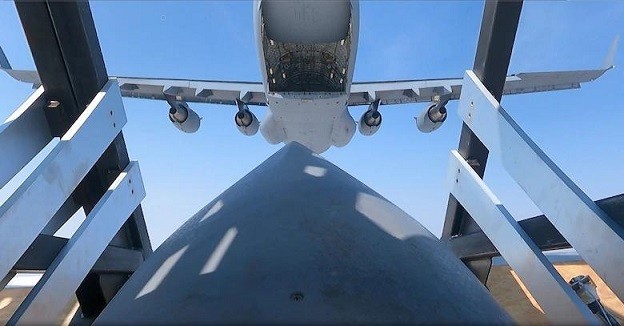 运输机要变轰炸机！美军演示C17投放远程隐身导弹
