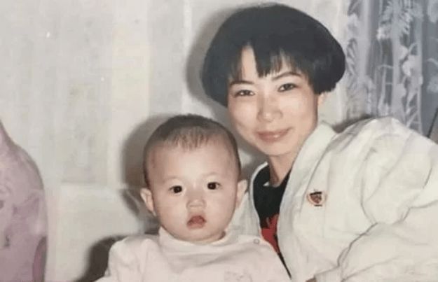 不懂了！霍尊和妈妈互喂食物脸趴在大腿上太亲密