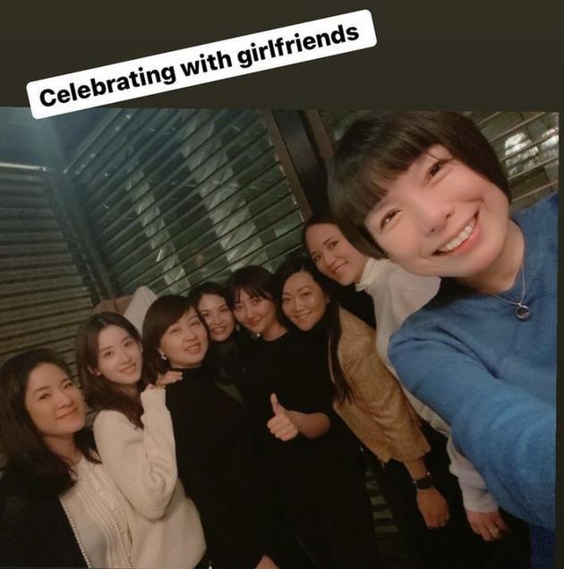 章泽天聚会照曝光 化淡妆气质脱俗不在C位也抢镜