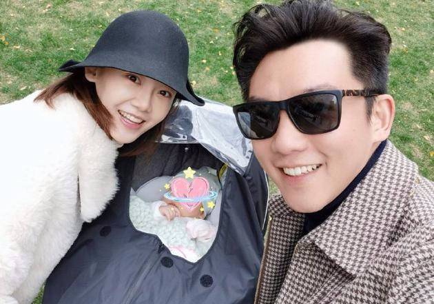郑恺谈苗苗害羞捂脸 曝其亲自给女儿做蛋糕和饼干
