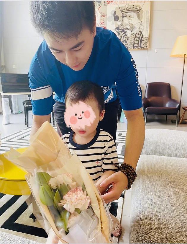 奚梦瑶母亲节宣布怀二胎：以后可以收两束康乃馨