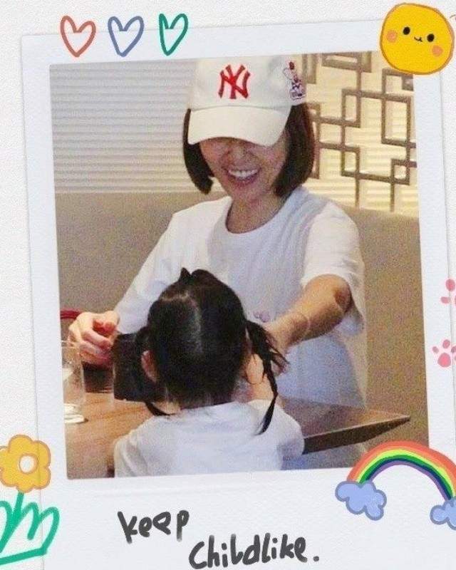 林心如霍建华一起庆祝圣诞 穿同色系衣服甜蜜十足