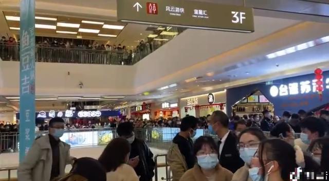 张小斐男粉丝索抱 贾玲来解围！贾玲高情商回应催婚
