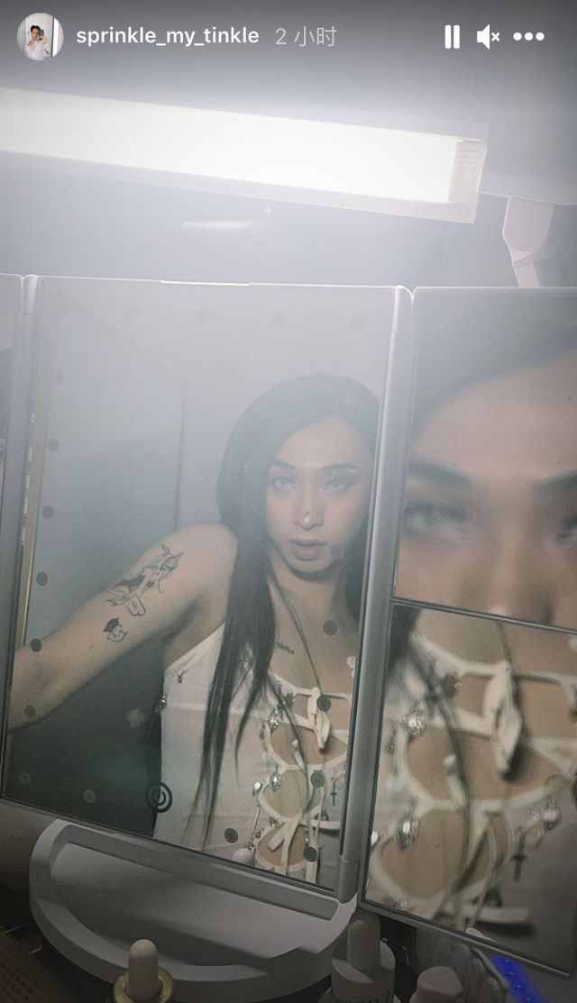 伊能静儿子再扮女装 穿半透上衣造型夸张动作妩媚