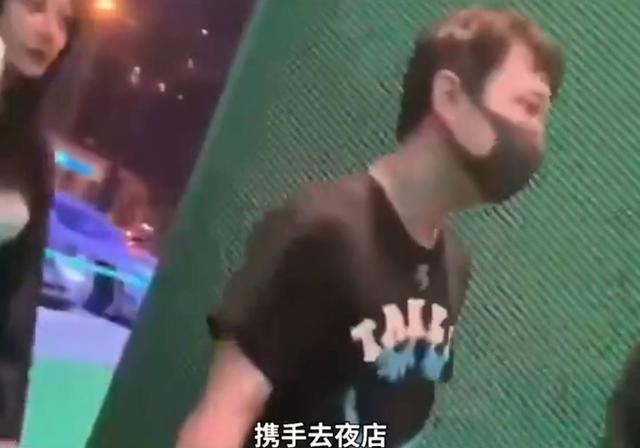 王思聪去蹦迪又被偶遇 因没座只能老实在门口排队