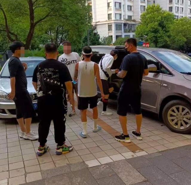 网友排队吃饭偶遇钟汉良 穿休闲服配黑长袜很抢眼