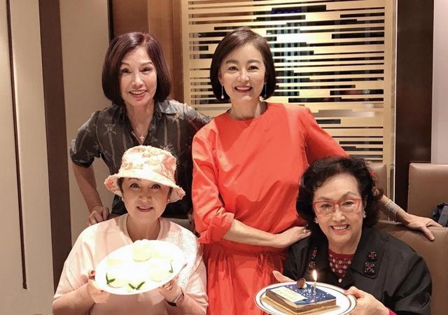 林青霞为葛兰庆88岁生日 穿红裙站C位风姿犹存
