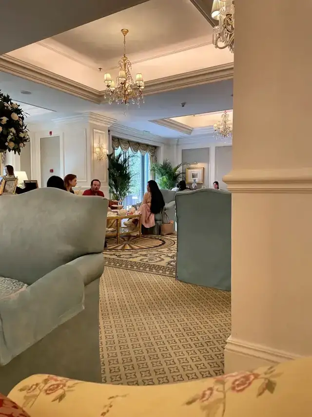 范冰冰喝下午茶被偶遇 造型休闲舒适秀发浓密乌黑