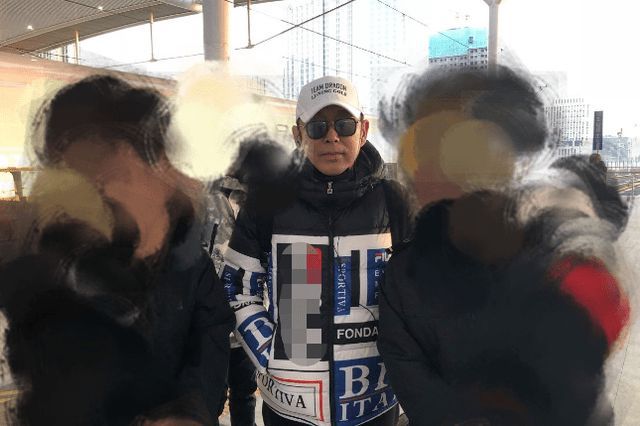 66岁陈道明搭高铁被偷拍！打扮低调独自排队