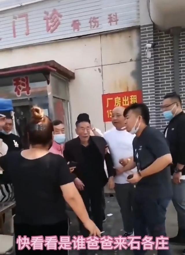 89岁相声演员杨少华疑身体抱恙看骨科 众人搀扶