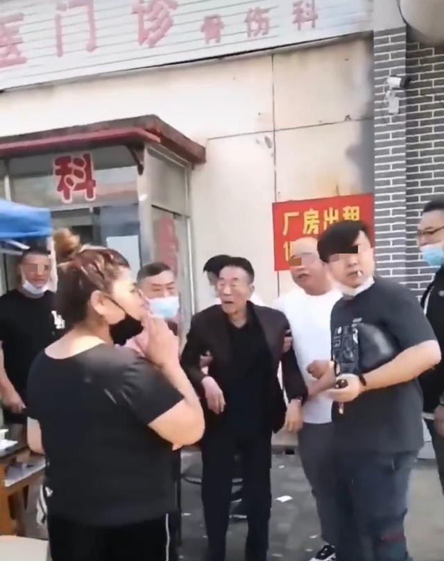 89岁相声演员杨少华疑身体抱恙看骨科 众人搀扶