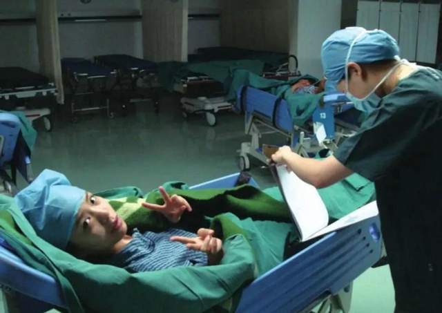 主持人朱迅主持花絮曝光 助理帮提裙摆一姐范十足
