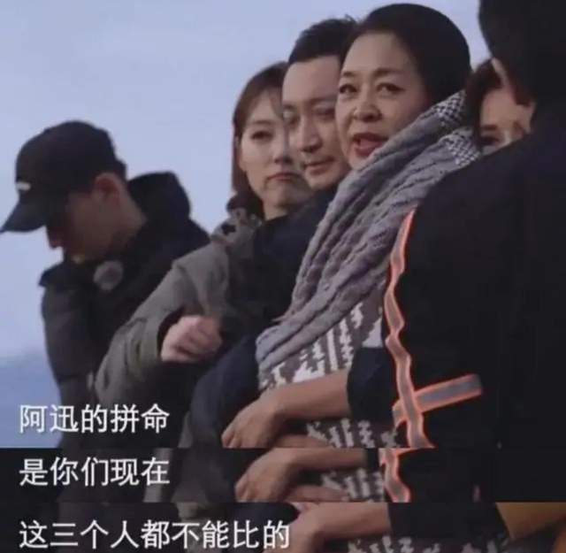 主持人朱迅主持花絮曝光 助理帮提裙摆一姐范十足