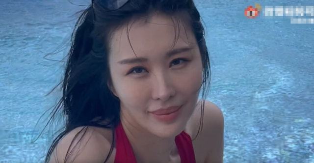 40岁田朴珺泳池边拍照 红色泳衣身材性感嘴唇粉嫩