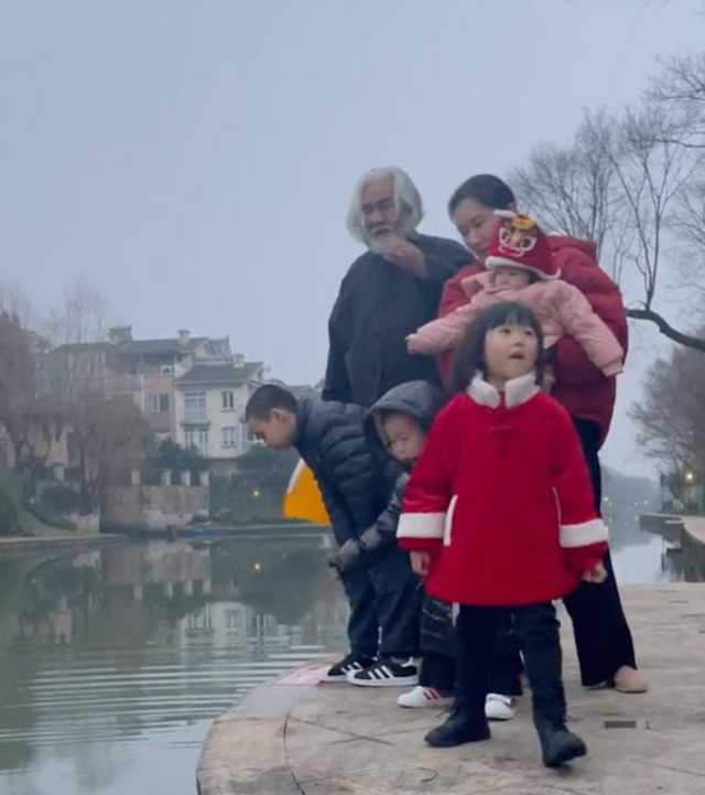张纪中带妻儿海边骑马 妻子穿连衣裙身材丰腴
