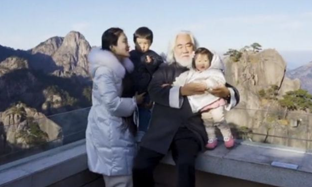 张纪中带妻儿海边骑马 妻子穿连衣裙身材丰腴