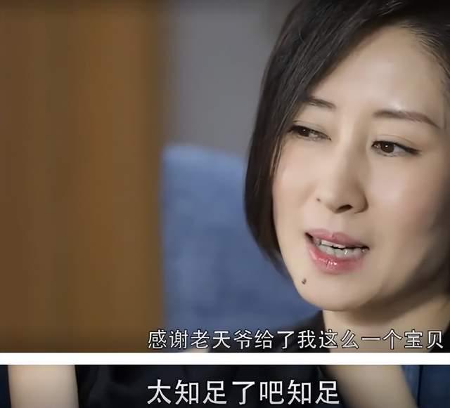 46岁刘敏涛和女儿拍杂志 12岁女儿穿短裙秀长腿