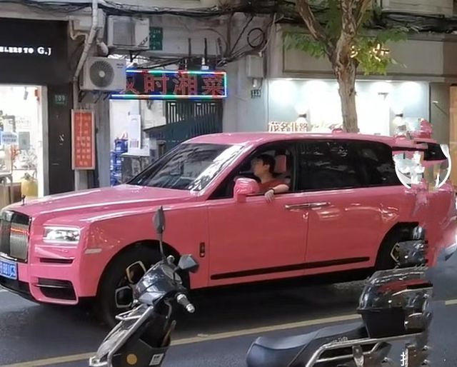 王思聪开粉色豪车与新女友出街 摇头晃脑一脸享受