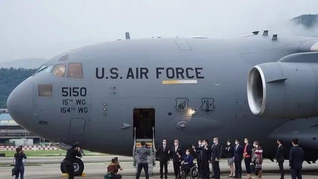 抵达台湾的美军C-17运输机。