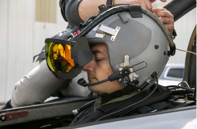 飞行员佩戴的专用AR头盔