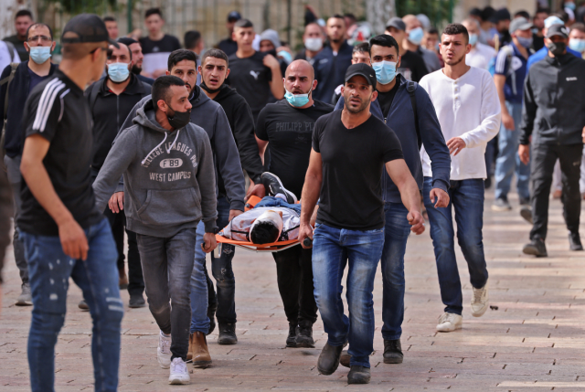 △巴勒斯坦穆斯林民众同以色列军警在阿卡萨清真寺旁爆发冲突&nbsp;图片来自网络