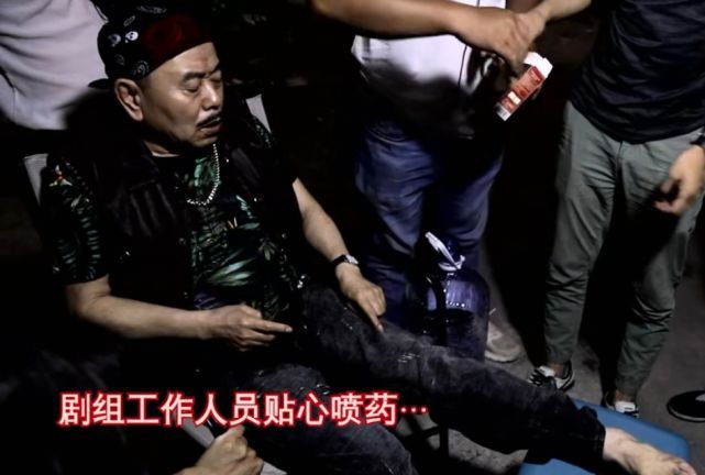 63岁潘长江拍戏被800斤摩托砸伤 坐轮椅坚持拍完