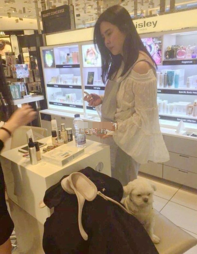 54岁王祖贤现身温哥华街头 穿短裙遛狗秀美腿