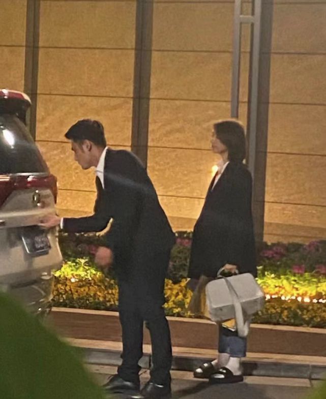 超亲切！高圆圆苏州拍戏被偶遇 夸路人宝宝好可爱