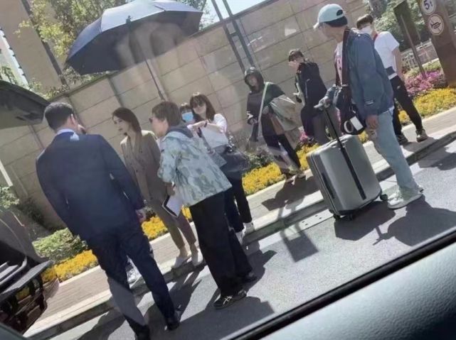 超亲切！高圆圆苏州拍戏被偶遇 夸路人宝宝好可爱